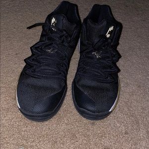 Boys size 6 Nike Kyrie 5